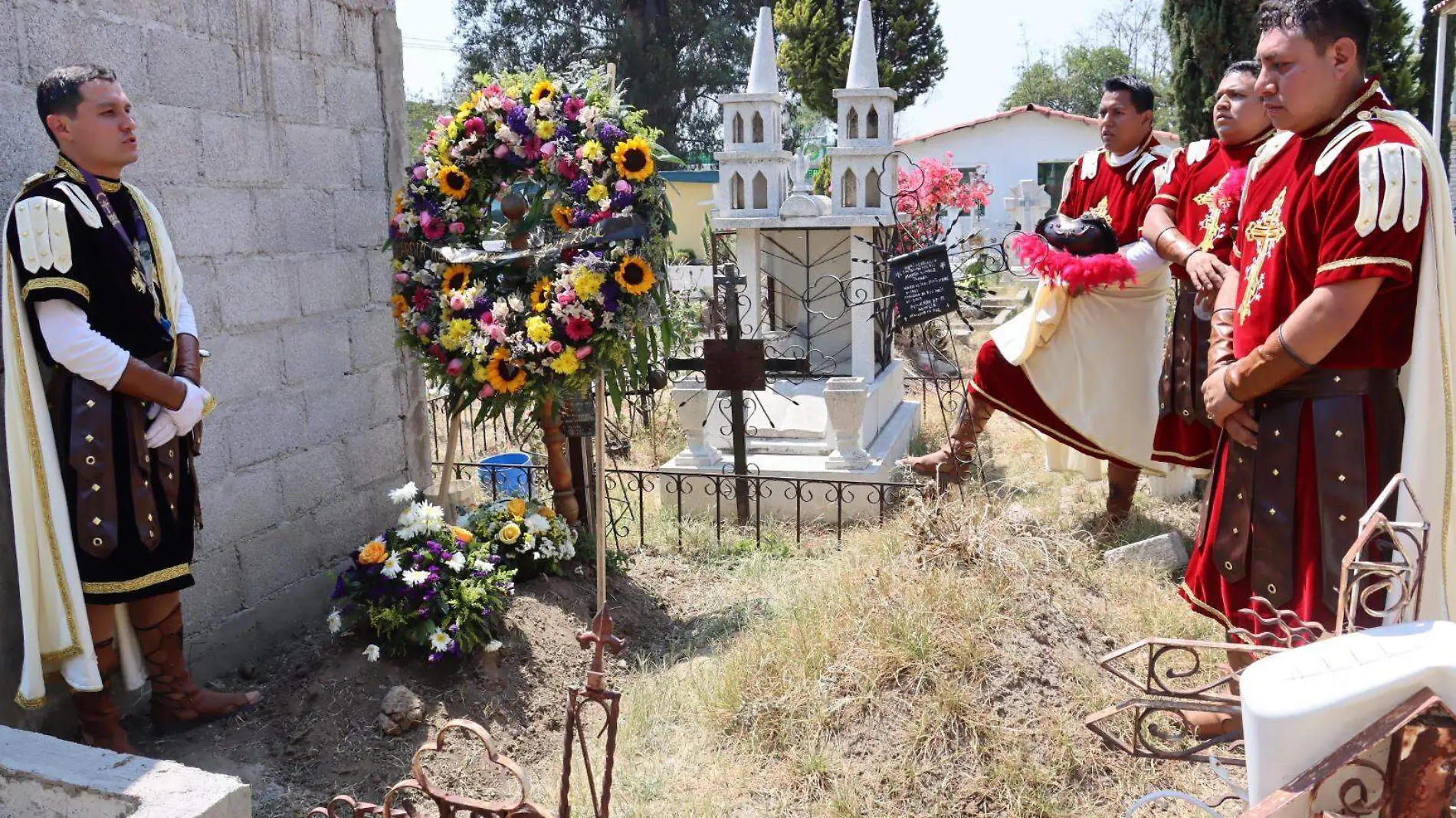 Alabarderos honran a integrantes fallecidos en panteones de Chiautempan 4